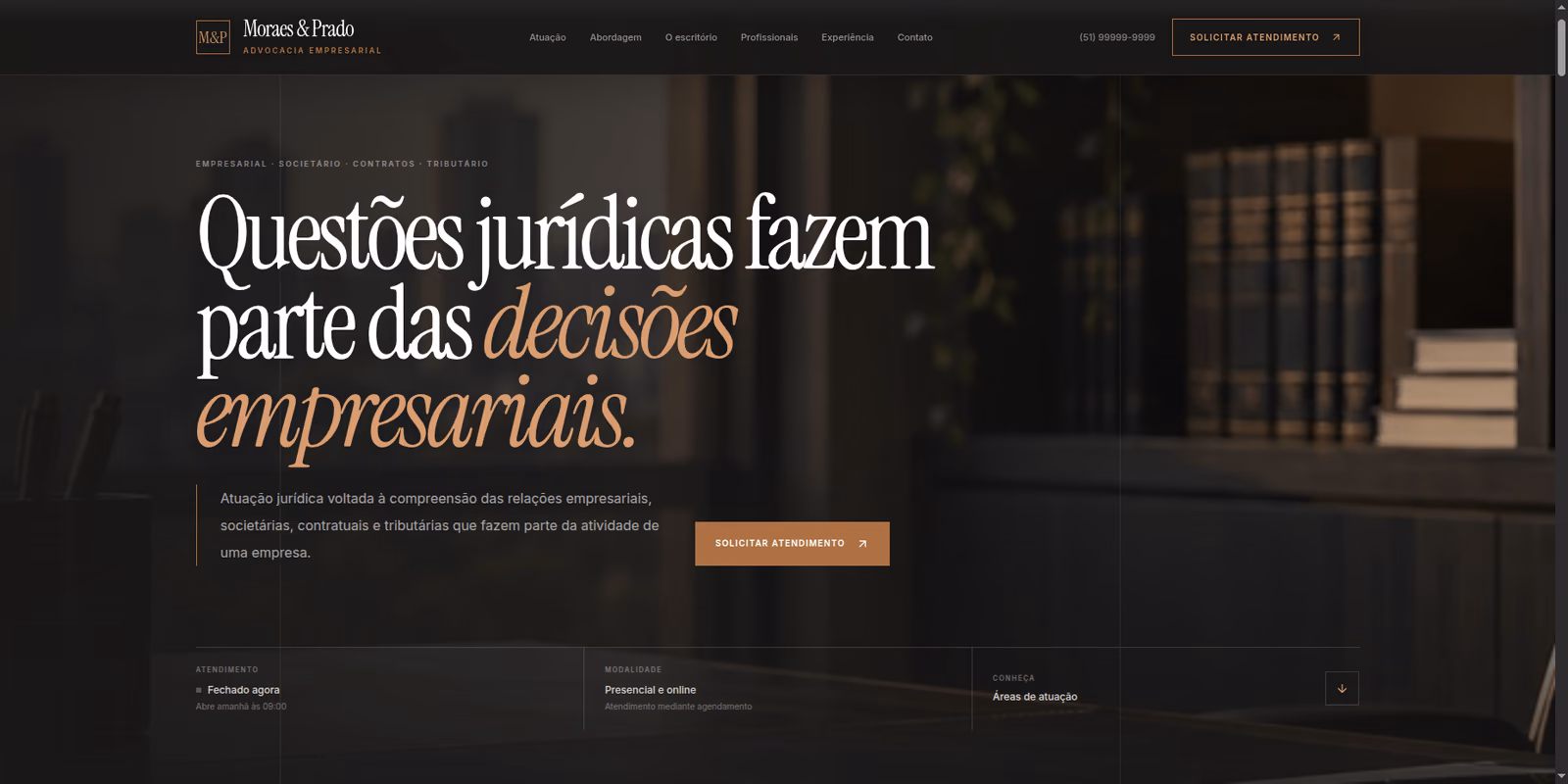 Página inicial do modelo de site para escritório de advocacia, com destaque para o menu, a seção de serviços e o formulário de contato.