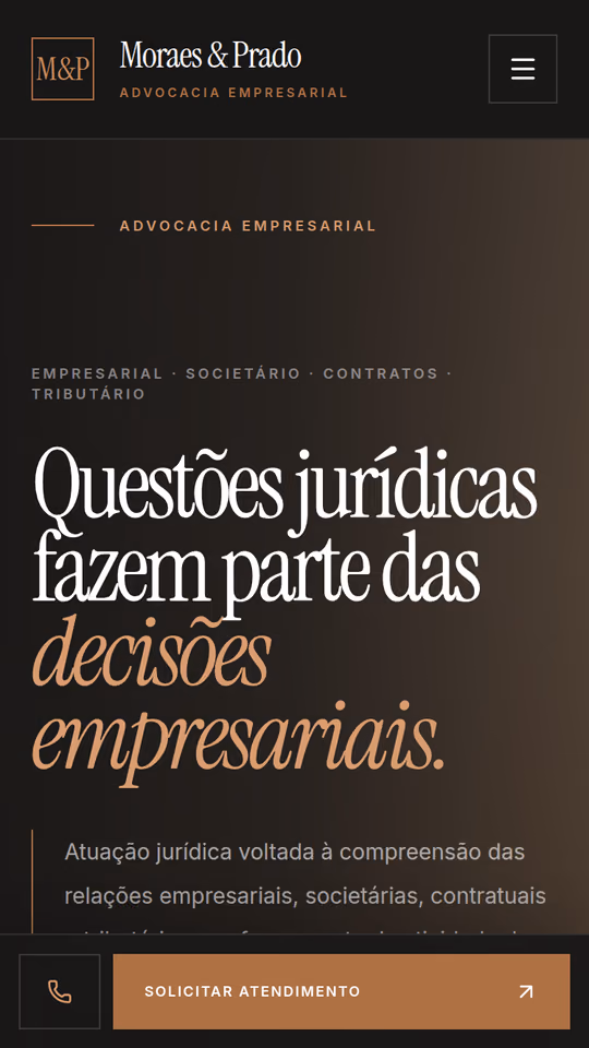 Página inicial do modelo de site para escritório de advocacia, com destaque para o menu, a seção de serviços e o formulário de contato.